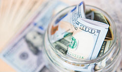 Billete de un dólar en el tarro