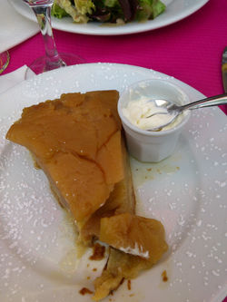 Tarte tatin with sour cream