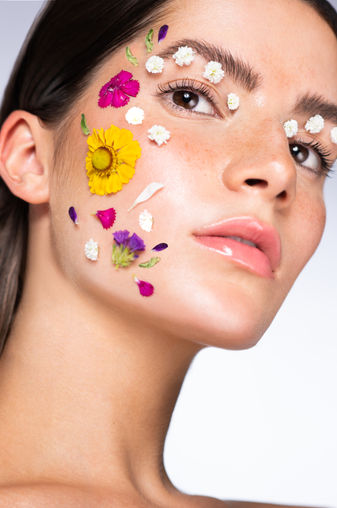 Hannah Kügler Flower Shooting, Styling von Haaren, Masken und Make-up Welt, Hairstylisten, Make-up Artisten