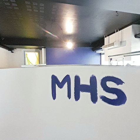 Chantier pour les commerces et les industries ou magasins et commerçants, photo avec écrit MhS qui correspond à ma marque (magic home service créé en juin 2014 à la chambre des métiers de l'artisanat du 92)
