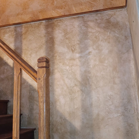 Décoration intérieure et restauration poutres séjour + plafond + murs et finition peinture rechampie proprement et vite, pose de tapisserie de haute facture à 89€ le m2 (soit 150euros le m² en pièce et main d'oeuvre)_ Perche-en-Nocé (61)