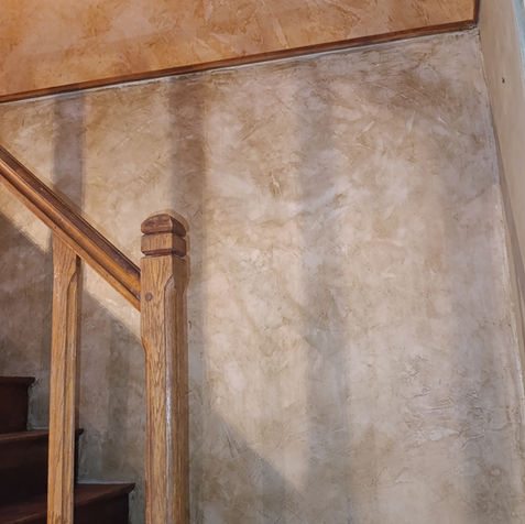 Décoration intérieure et restauration poutres séjour + plafond + murs et finition peinture rechampie proprement et vite, pose de tapisserie de haute facture à 89€ le m2 (soit 150euros le m² en pièce et main d'oeuvre)_ Perche-en-Nocé (61)