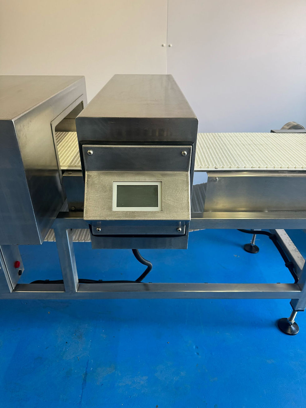 Thumbnail: Rental Cintex Sentry Twin-Head Metal Detector (500 x 150 aperture)