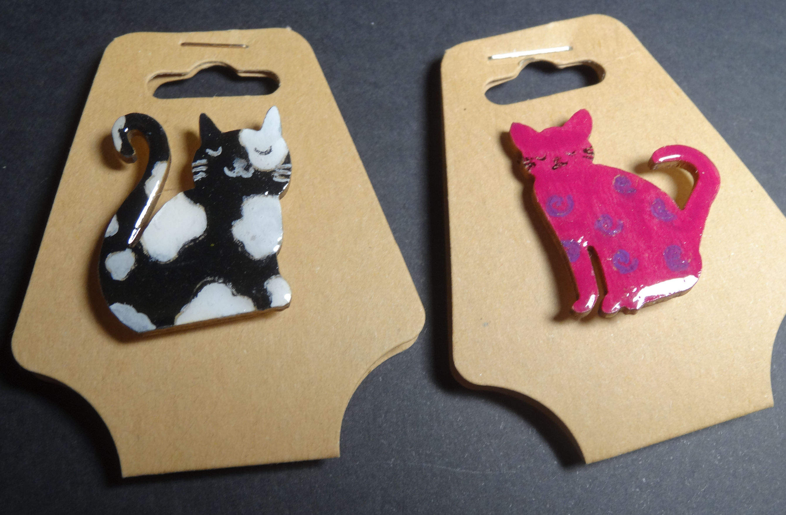 Pin's chat en bois peint et résiné