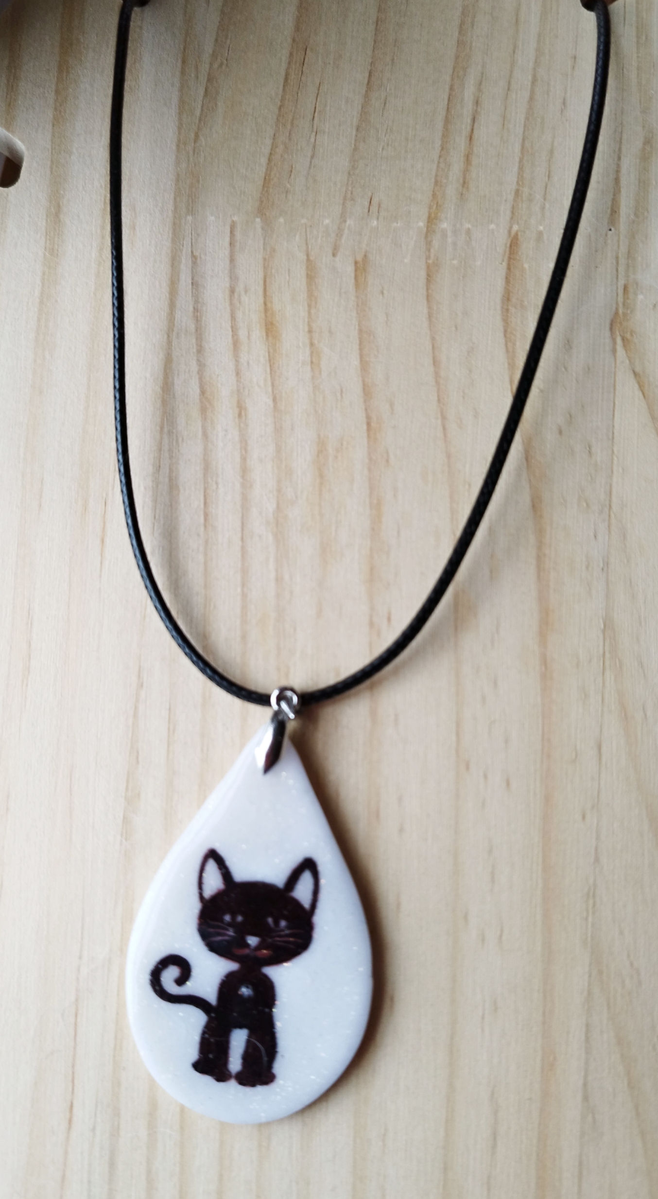 Collier pendentif goutte blanc pailleté avec chat noir.
