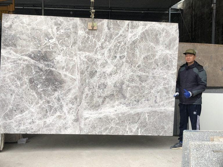 Đá Marble Optoma Xám không chỉ nổi bật về thẩm mỹ mà còn được đánh giá cao nhờ độ bền và tính ứng dụng trong các công trình cao cấp. Nguồn ảnh: Sưu tầm.