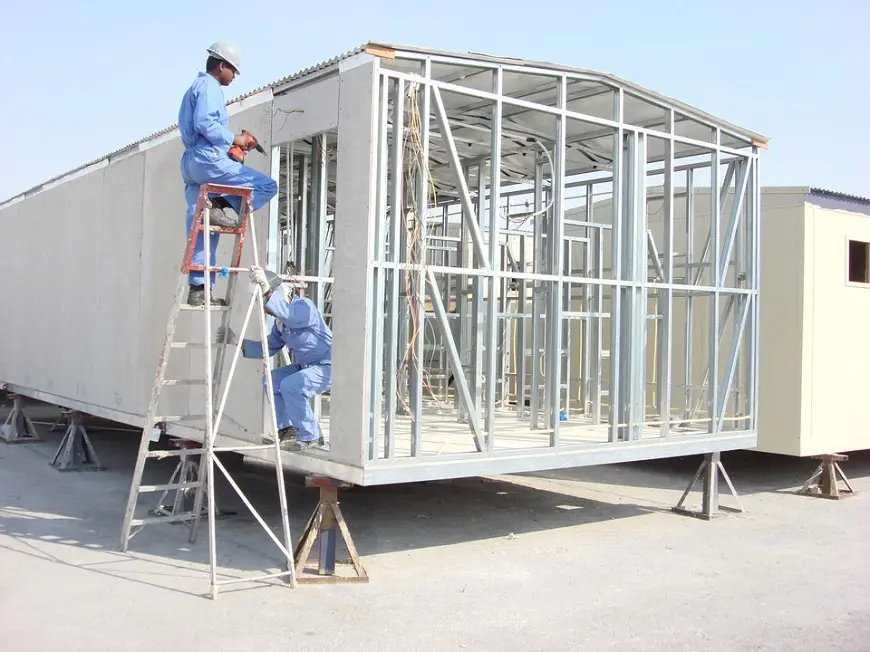 Nhà tiền chế nổi bật với vẻ đẹp hiện đại, tinh gọn, trong khi nhà bê tông cốt thép mang lại cảm giác chắc chắn, bề thế và thường có lợi thế hơn về cách âm, cách nhiệt. Nguồn ảnh: Sưu tầm.
