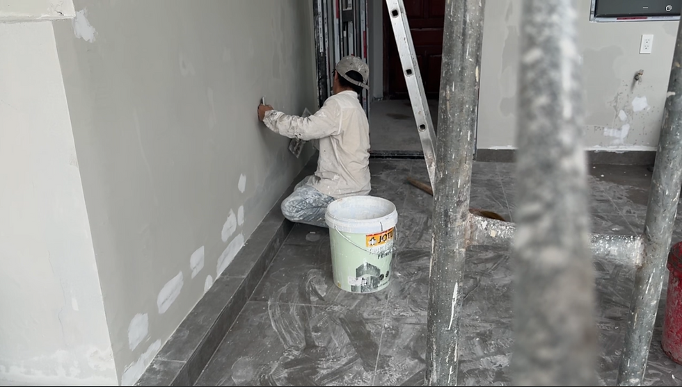 Sơn bả gồm ba lớp: bột bả tạo phẳng, sơn lót chống kiềm và sơn phủ quyết định màu sắc cùng độ bền thẩm mỹ của công trình.