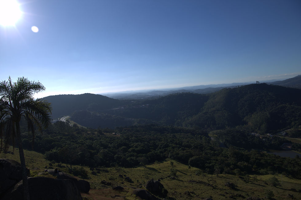 Imagem de uma construção industrial em andamento com estrutura metálica e revestimento de chapas, capturada durante o pôr do sol. Um braço mecânico eleva um trabalhador para instalação no alto da fachada. Fotografia profissional feita por Robson CS, especializado em fotos e vídeos para gastronomia e projetos industriais nas cidades de Americana, Limeira, Piracicaba, Campinas (RMC) e região.