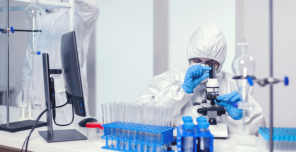 équipe-médicale-scientifique-laboratoire-moderne-recherche-vaccin-contre-le-coronavirus-portant-EPI-chimiste