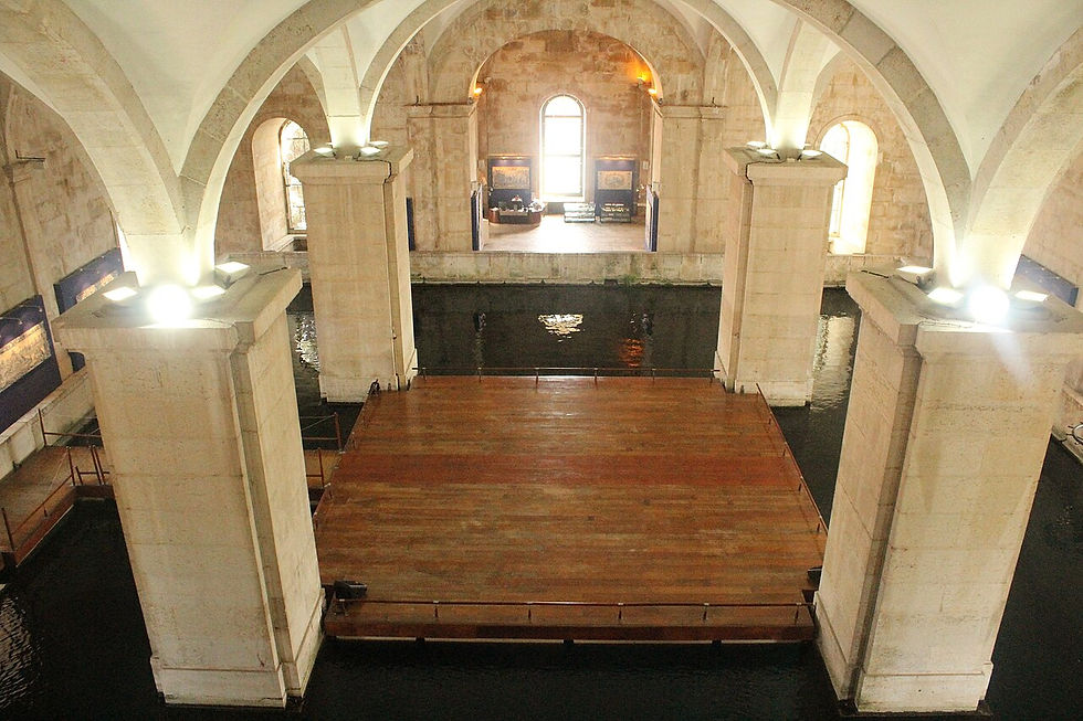 Interior do Reservatório da Mãe d’Água das Amoreiras com pilares, arcos de pedra e espelho d’água