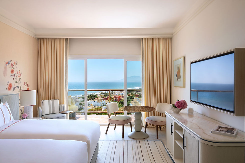 Suíte com varanda e vista panorâmica para o mar no hotel Don Carlos Marbella, com decoração refinada e atmosfera mediterrânea.