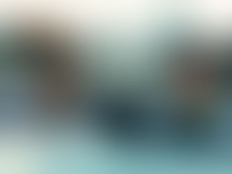 Dois homens sorrindo em um carro conversível durante cena em Nova York, em imagem ligada ao universo de Harry Styles.