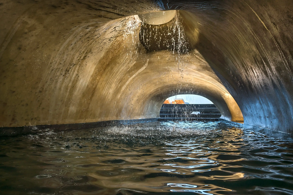 Piscina em formato de caverna no
luxuoso Kallos Spa do Andronis Concept
Resort.
