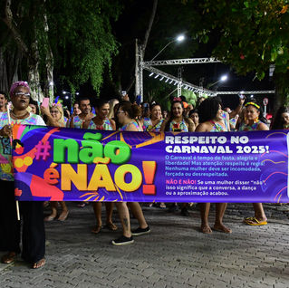 Bloco da Camisinha leva mensagem de prevenção e enfrentamento à violência contra a mulher na abertura do CarnaIlha 2026