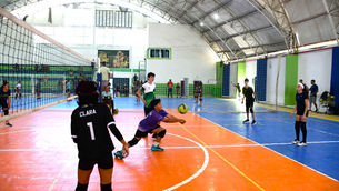 Ilhabela fecha temporada das escolinhas esportivas com festival de vôlei e quadra cheia