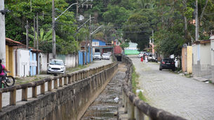 Prefeitura de Ilhabela intensifica ações de limpeza de valas para prevenir alagamentos no período de chuvas