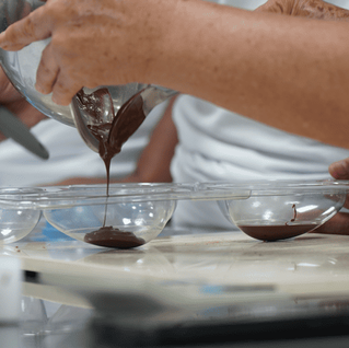 A poucos dias da Páscoa, alunas da IETEC produzem chocolates trufados em formação gratuita