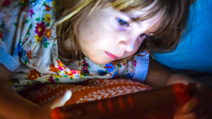 Prefeitura de Ilhabela alerta sobre riscos do uso excessivo de telas por crianças