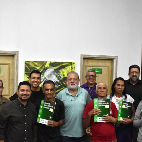Prefeitura de Ilhabela entrega títulos de regularização fundiária a moradores do Cobata II