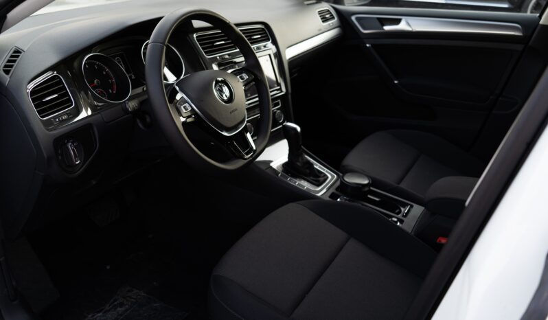 Миниатюра: Прокат автомобиля комфорт-класса в Дубае Volkswagen Golf