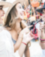 les filles portant des chapeaux