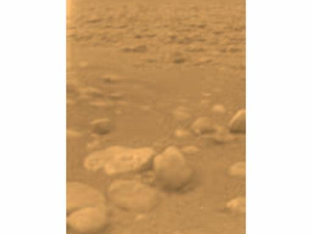 A lander has reached Titan, the largest moon around Saturn. (3 Pics)