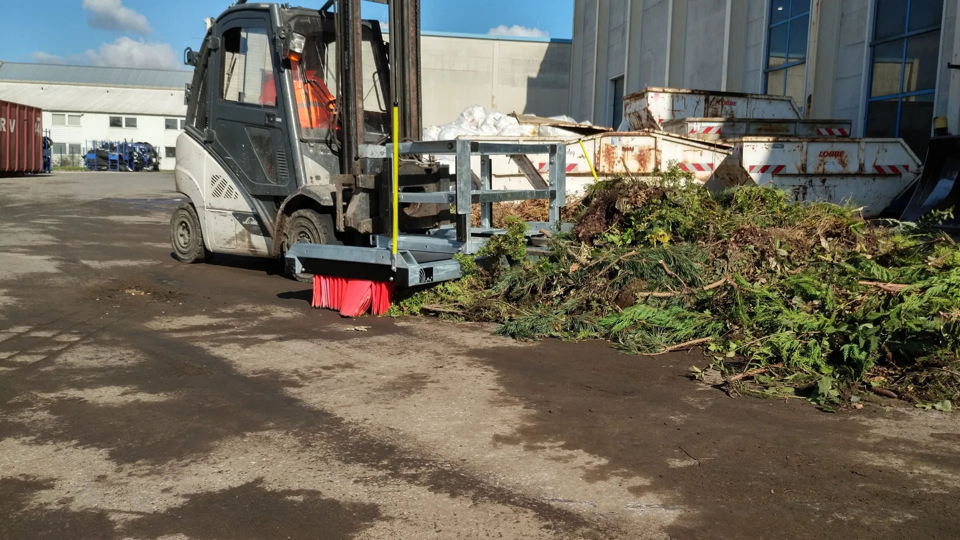 CLEANsweep V-Concept® kehrt Grünschnitt/Astwerk mit Stapler – Grünschnittplatz