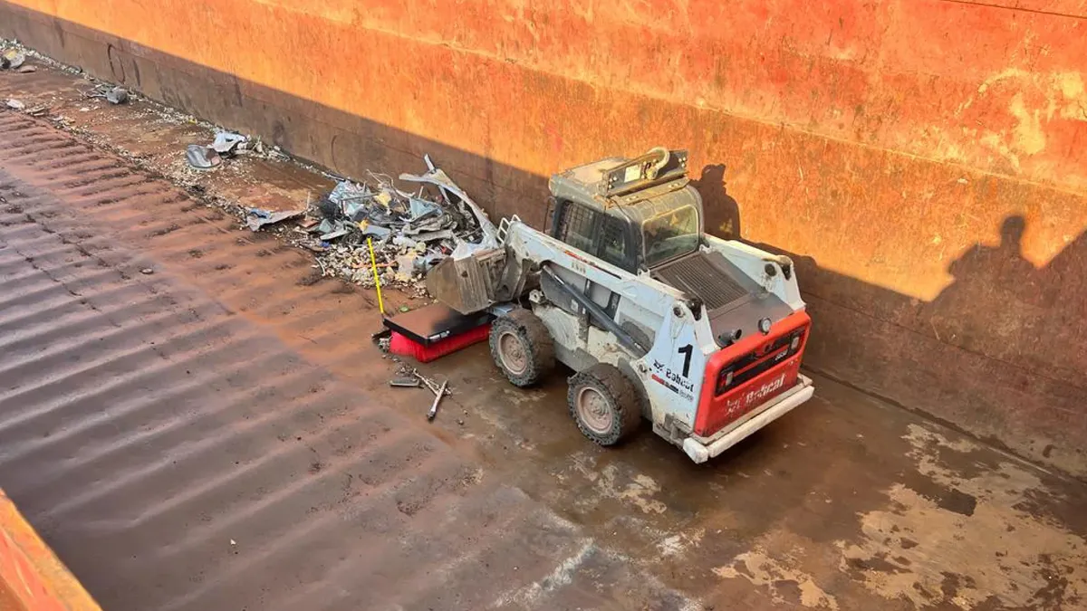 CLEANsweep V-Concept® kehrt Metallschrott/Schrottreste mit Kompaktlader – Schiffsladeraum