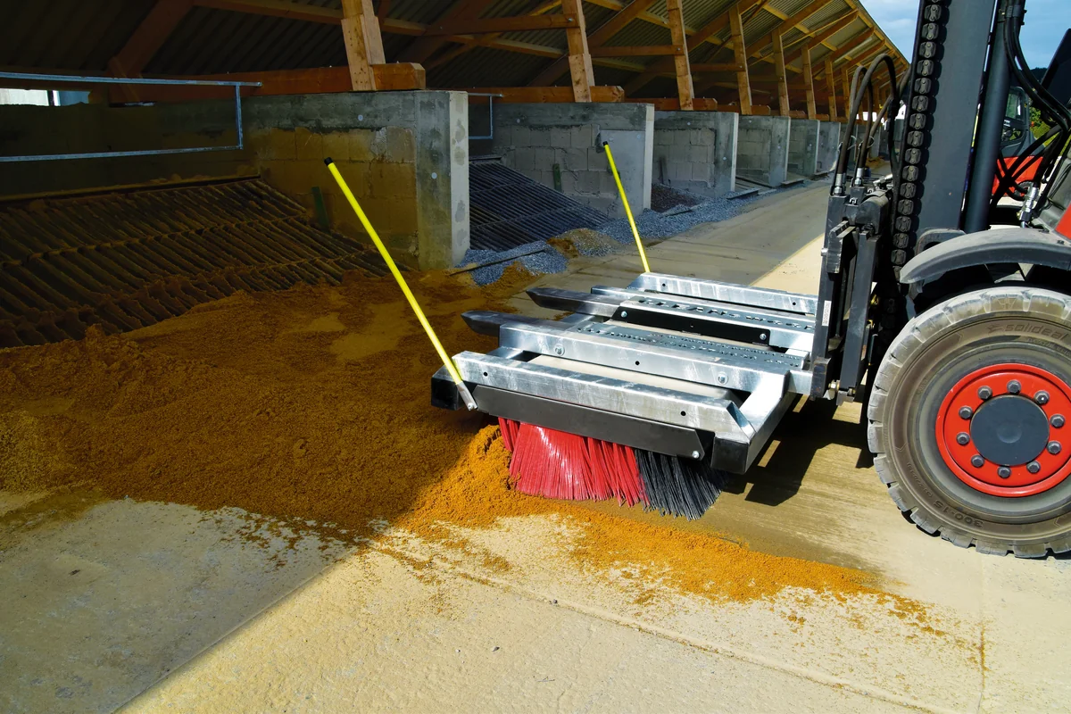 cleansweep-kehrbesen-bau-kehrgut-sand-haufen