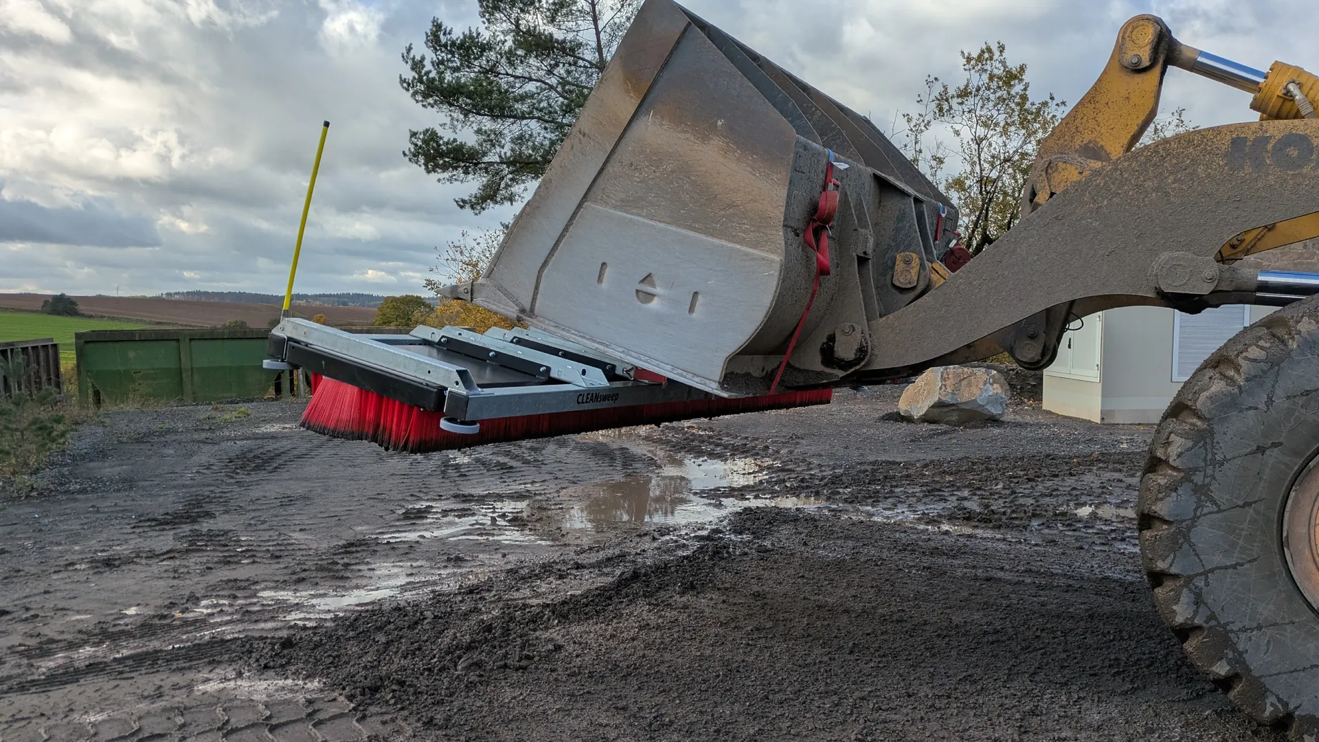 v13-4800-im-steinbruch-nasses-kehrgut-schotter-splitt-erde-radlader