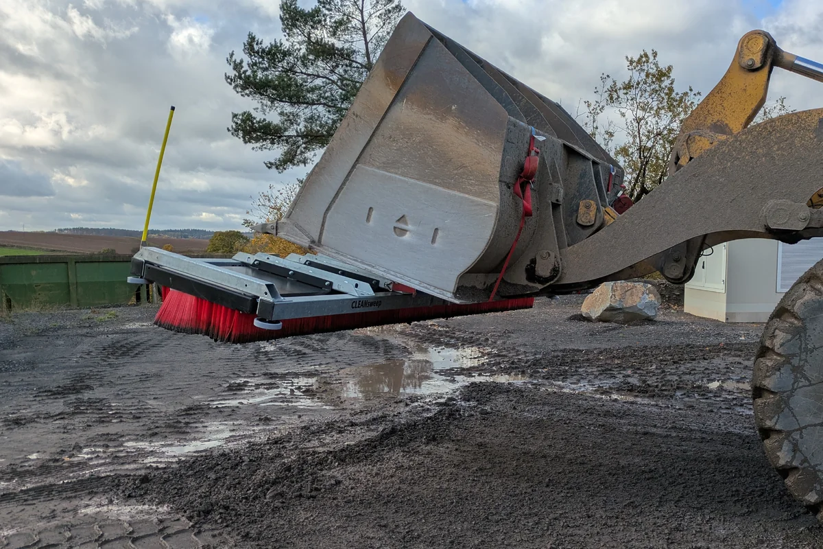 v13-4800-im-steinbruch-nasses-kehrgut-schotter-splitt-erde-radlader
