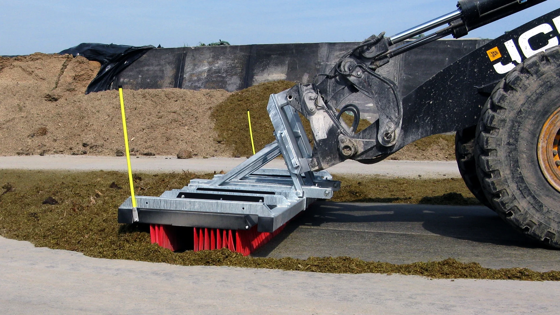 CLEANsweep V-Concept® Kehrbesen Kehrt Silage Groß Flächig – Kehrbesen im Einsatz