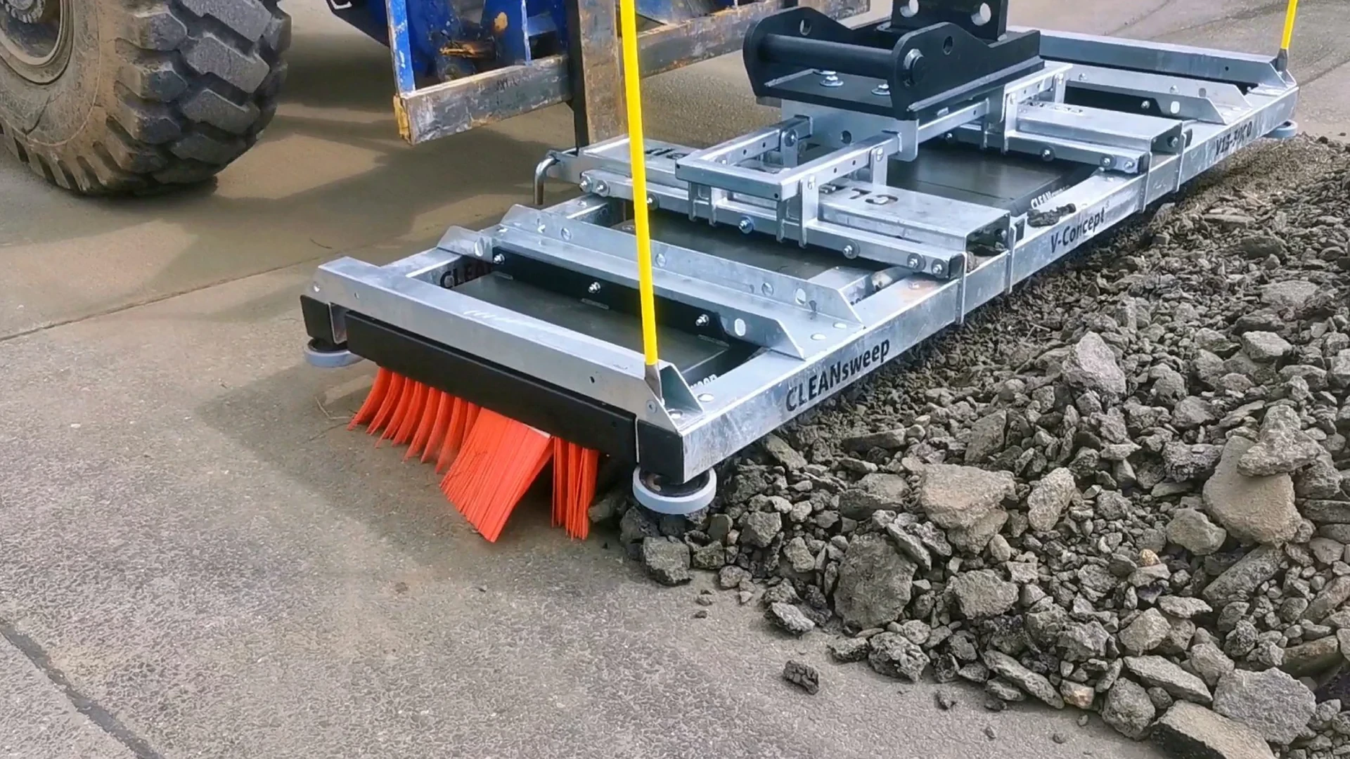 CLEANsweep V-Concept® kehrt Steine schweres kehren