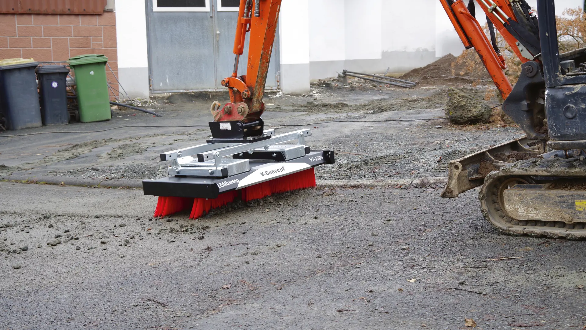 cleansweep-kehrbesen-bau-galabau-privatanlage-erde