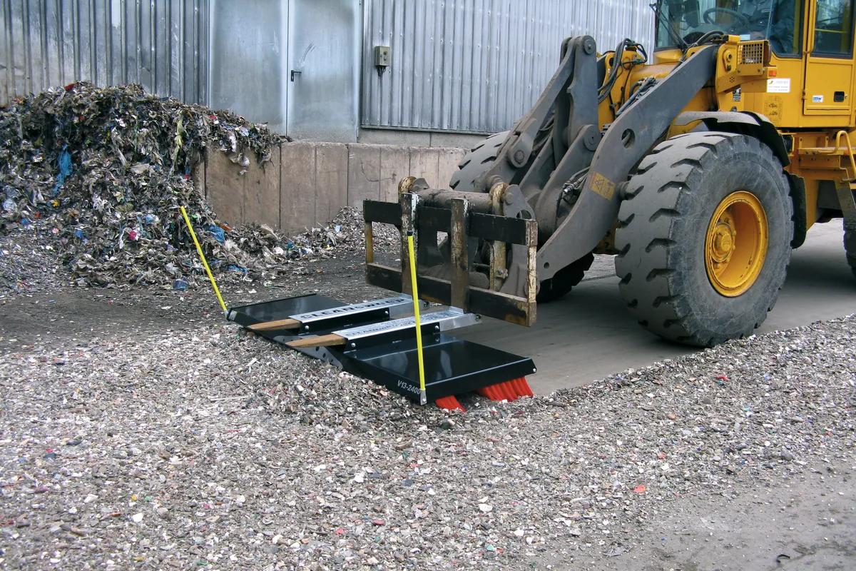 cleansweep-kehrbesen-recycling-umschlagplatz-naegel-folie