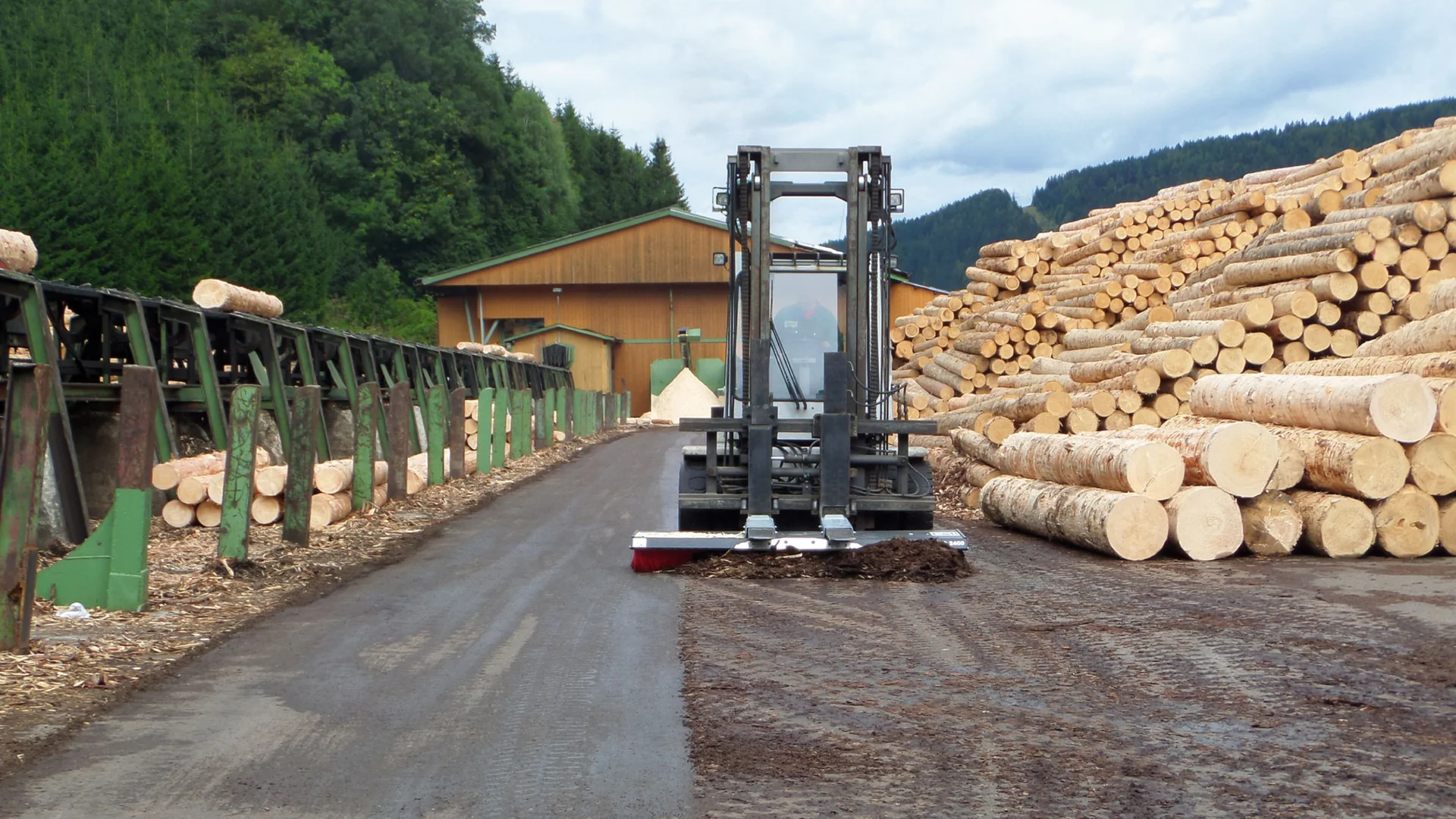cleansweep-kehrbesen-holz-saegewerk-lagerplatz-rinde