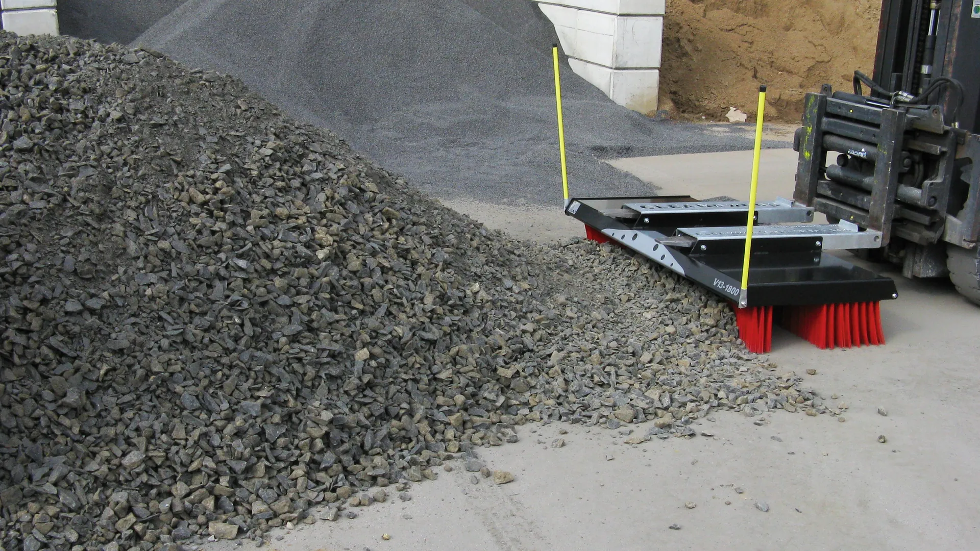 CLEANsweep Kehrbesen Industrie Kehrgut Feinstaub Metalspane – Kehrbesen im Einsatz