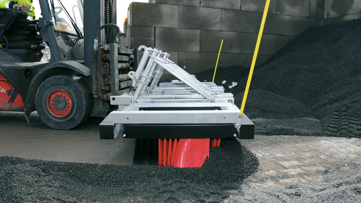 CLEANsweep V-Concept® kehrt Kies/Schotter mit Gabelstapler – Lager/Hof