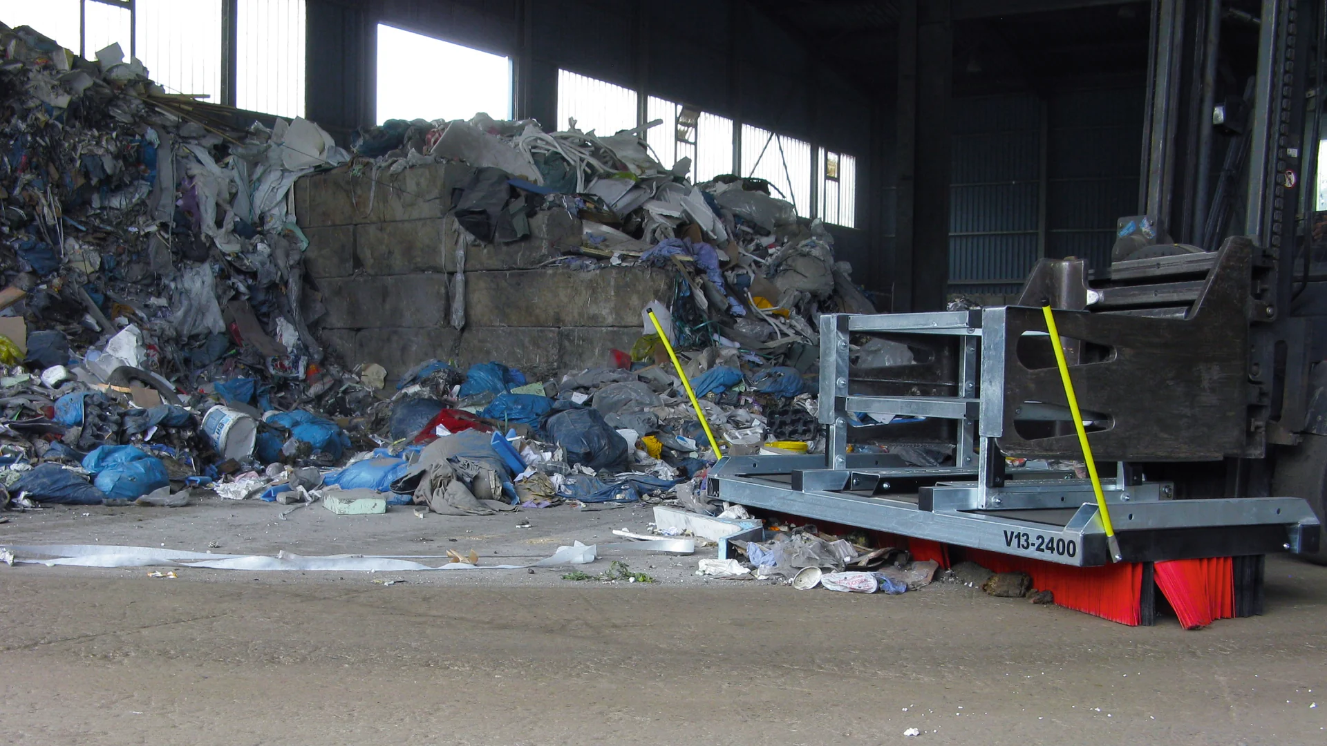 v13-2400-kehrt-papier-und-plastik-im-recyclinghof