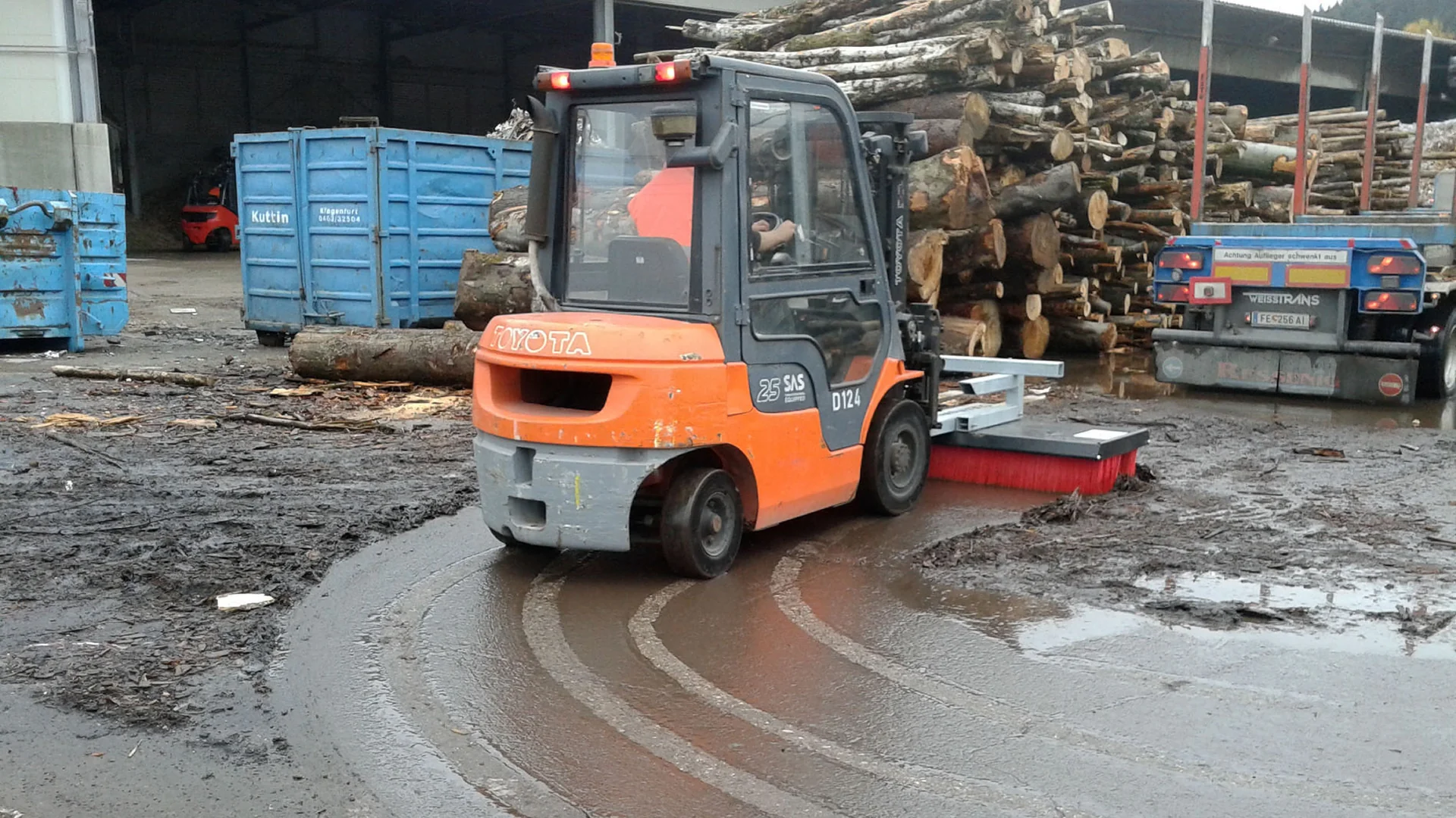 cleansweep-vconcept-kehrbesen-kehrt-schlamm-und-holreste-hoffläche