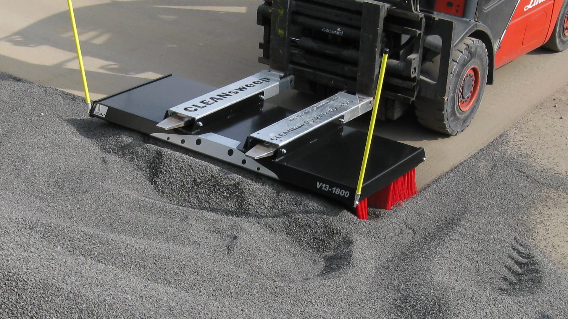 cleansweep-kehrbesen-kommunal-kehrgut-streugut-gesammelt