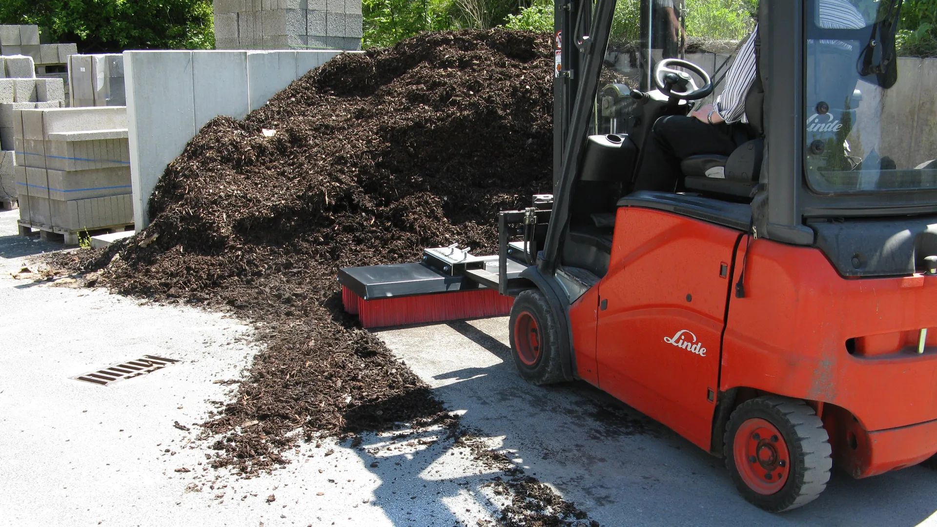 cleansweep-kehrbesen-kehrt-rinde-in-box-zurück-stapler