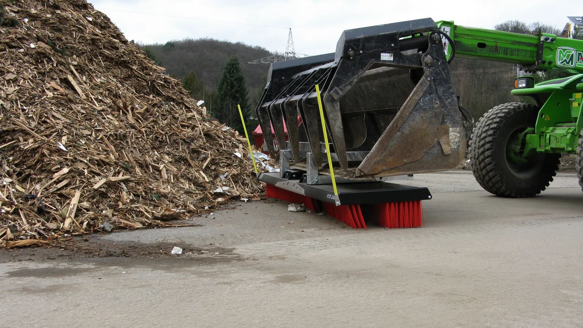 cleansweep-kehrbesen-holz-kehrgut-spaene-rinde-haufen