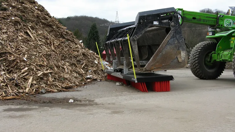 CLEANsweep V-Concept® kehrt Hackschnitzel/Rinde/Astwerk mit Teleskoplader – Holzhof/Recyclinghof
