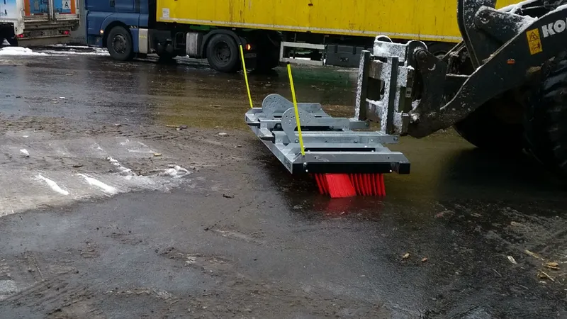 CLEANsweep V-Concept® kehrt Schnee/Matsch mit Radlader – Speditionsgelände