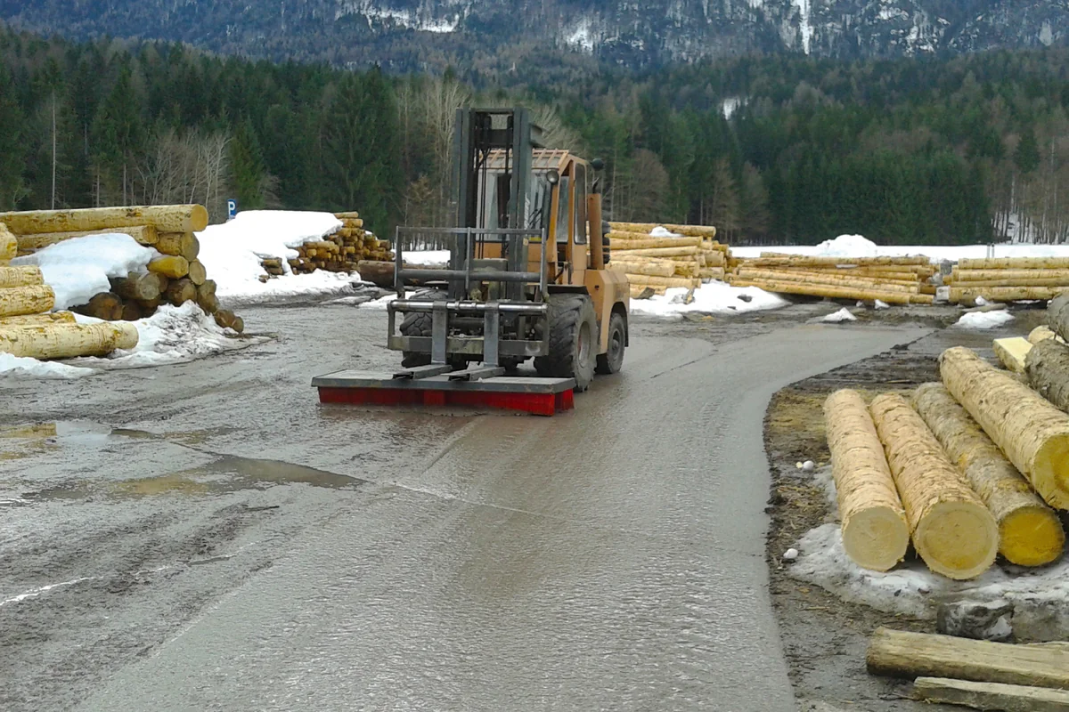 cleansweep-kehrbesen-holz-zimmerei-werkstatt-holzabschnitte
