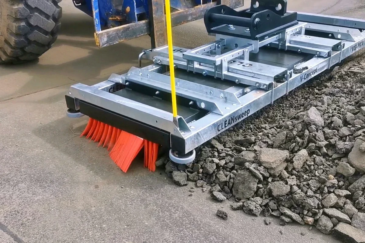 CLEANsweep V-Concept® kehrt Grober Schotter/Asphaltbruch mit Radlader – Baustelle/Abbruch