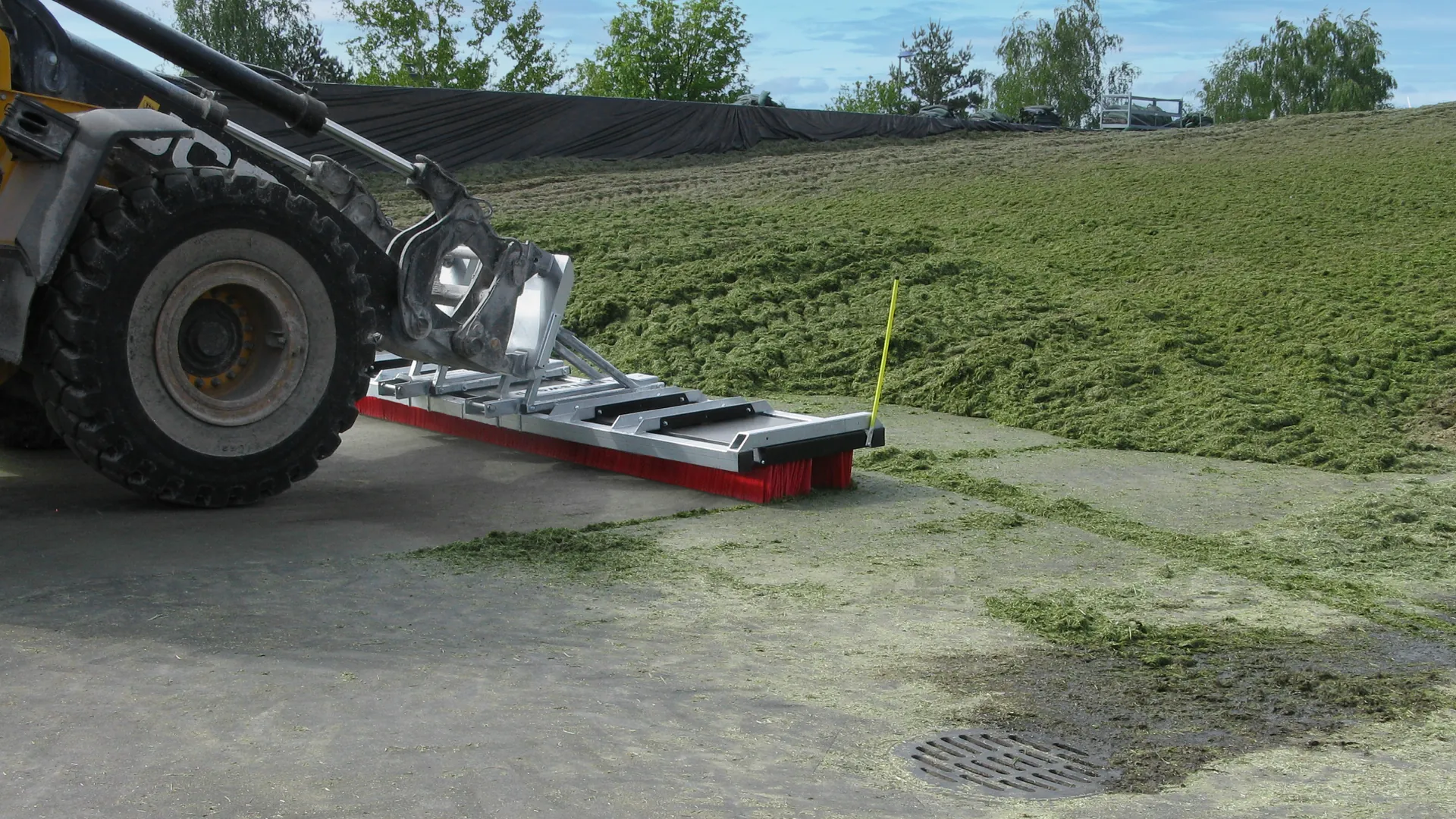 cleansweep-kehrbesen-kehrt-grassilage-große-kehrbreite