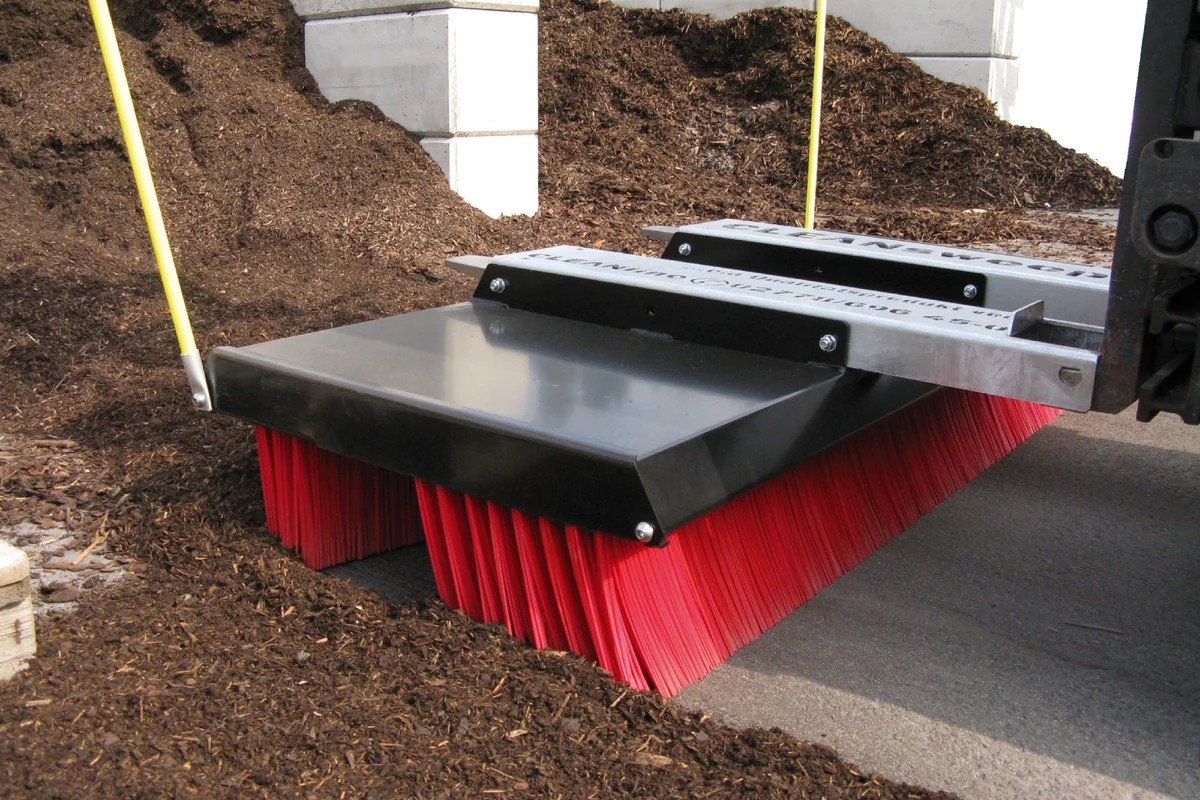 cleansweep-kehrbesen-agrar-maschinenstellplatz-mist